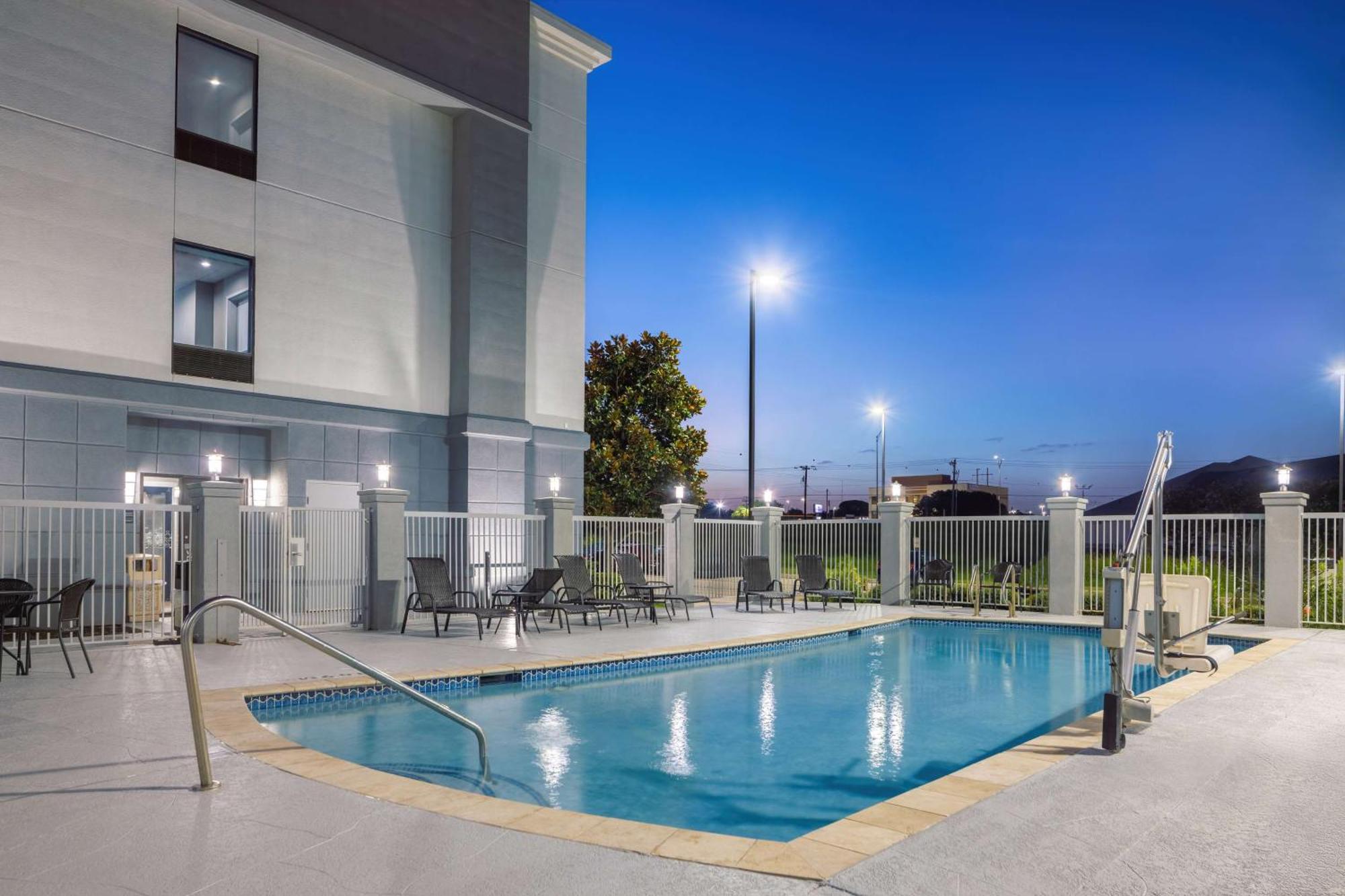 Hampton Inn & Suites Brenham Exterior photo